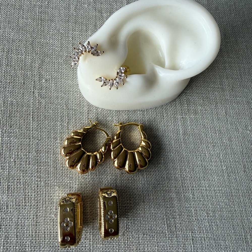 Elegant Gold Earrings Set